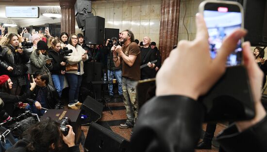 Поздравление женщин с Международным женским днем в московском метрополитене