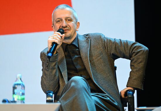 Выставка "Россия". Открывающая дискуссия "Литература настоящего"