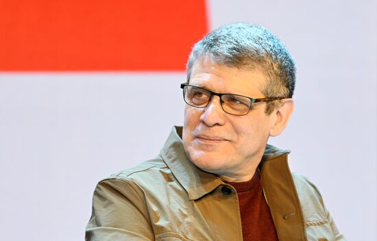 Выставка "Россия". Открывающая дискуссия "Литература настоящего"