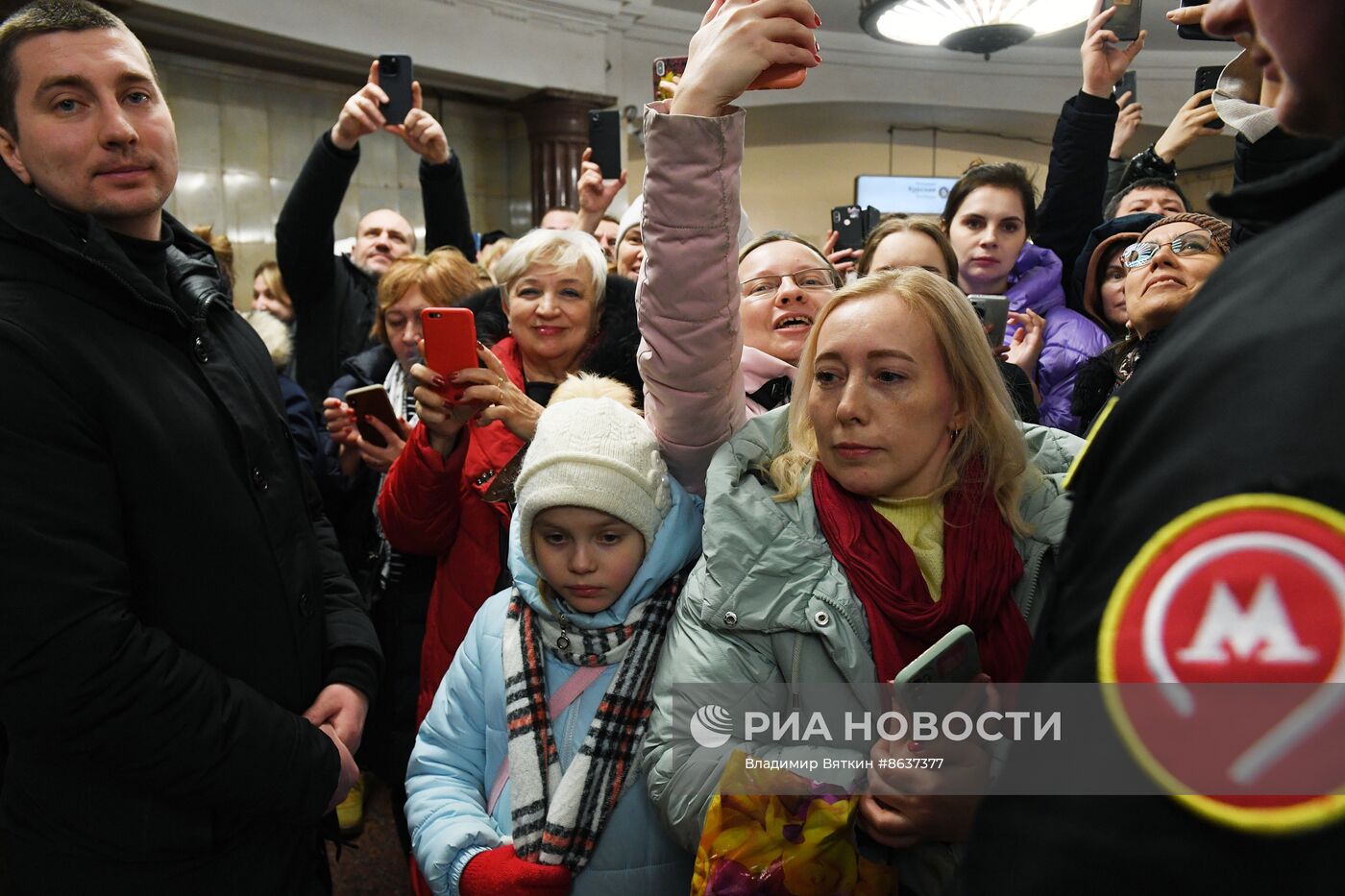 Поздравление женщин с Международным женским днем в московском метрополитене