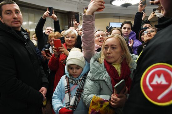 Поздравление женщин с Международным женским днем в московском метрополитене