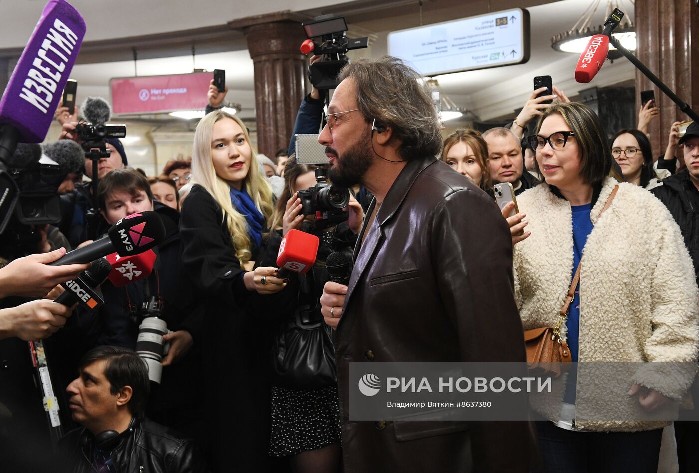 Поздравление женщин с Международным женским днем в московском метрополитене