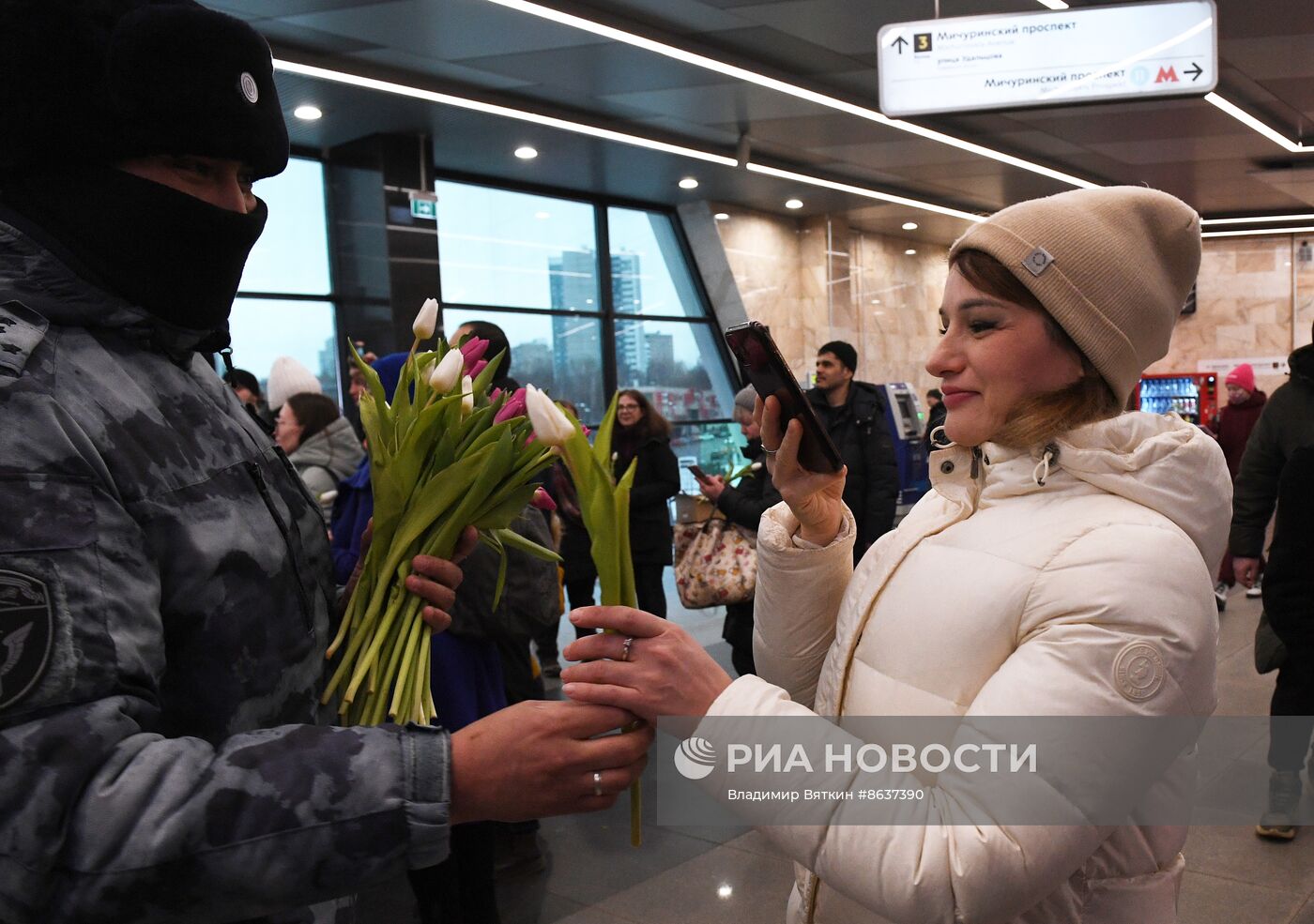 Поздравление женщин с Международным женским днем в московском метрополитене