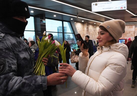 Поздравление женщин с Международным женским днем в московском метрополитене