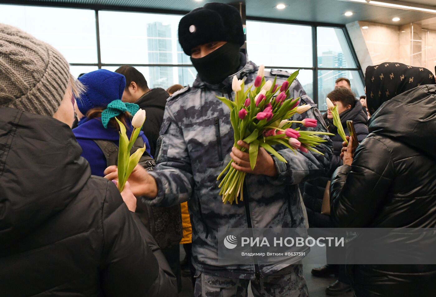 Поздравление женщин с Международным женским днем в московском метрополитене