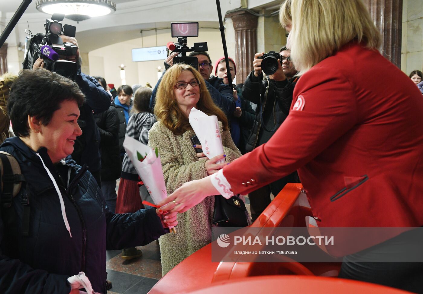 Поздравление женщин с Международным женским днем в московском метрополитене