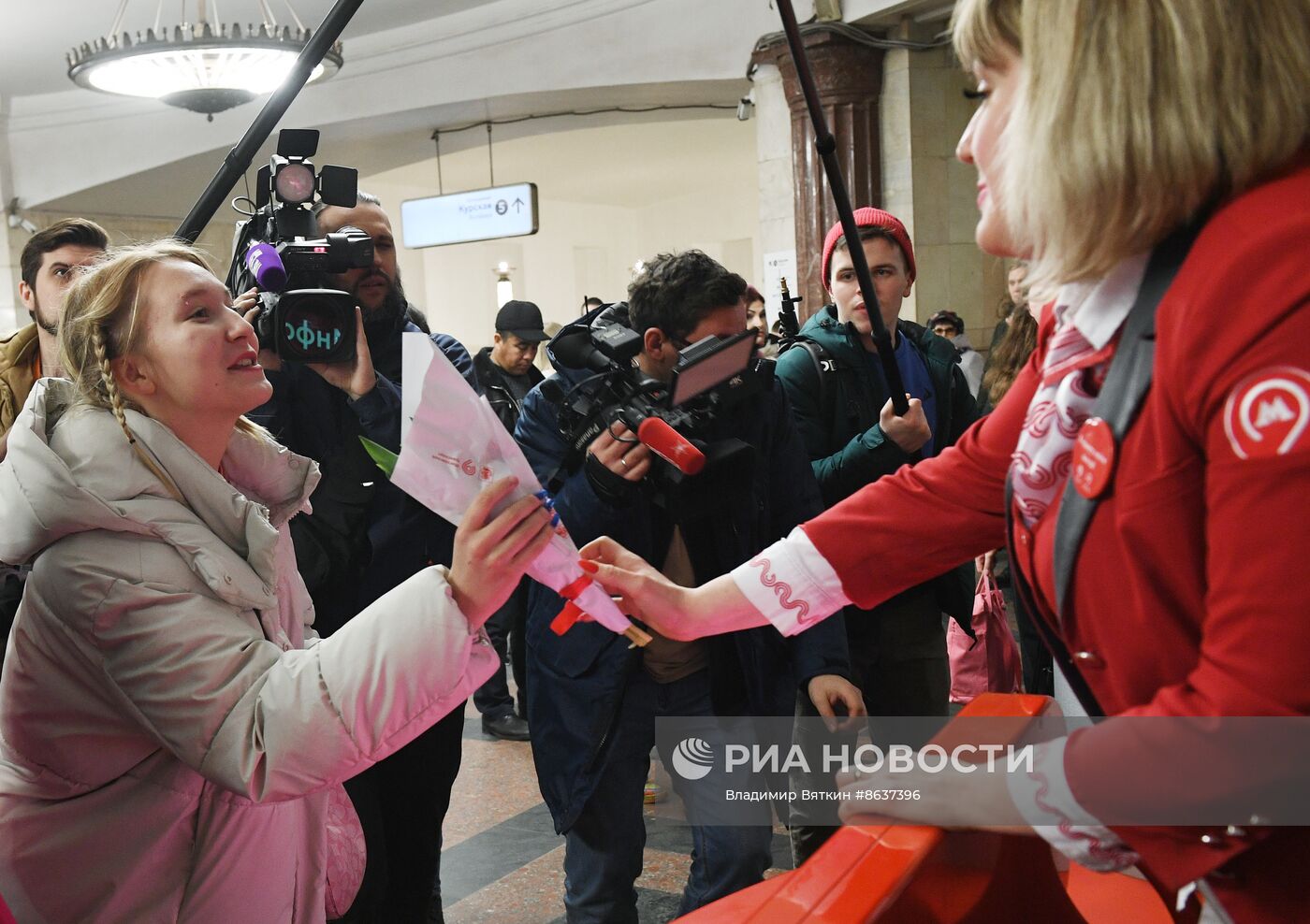 Поздравление женщин с Международным женским днем в московском метрополитене