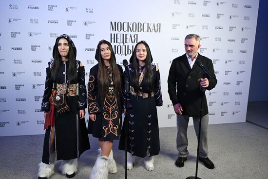 Выставка "Россия". Гала-показ российских школ моды по случаю закрытия Московской недели моды