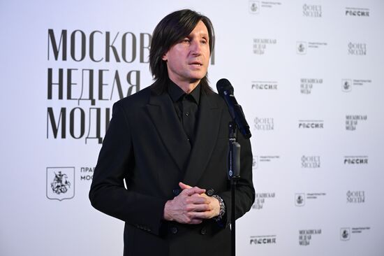 Выставка "Россия". Гала-показ российских школ моды по случаю закрытия Московской недели моды