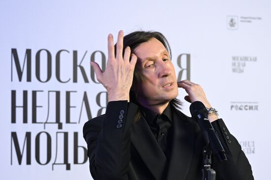 Выставка "Россия". Гала-показ российских школ моды по случаю закрытия Московской недели моды