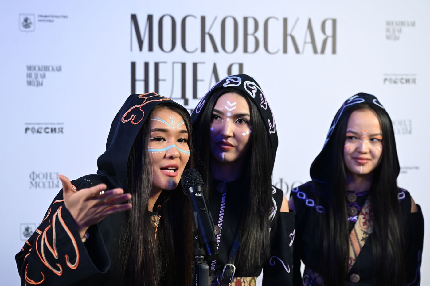 Выставка "Россия". Гала-показ российских школ моды по случаю закрытия Московской недели моды