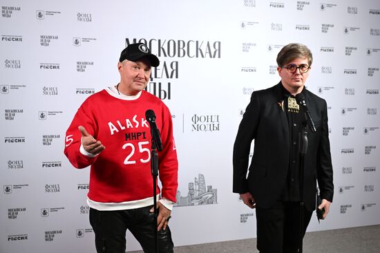 Выставка "Россия". Гала-показ российских школ моды по случаю закрытия Московской недели моды