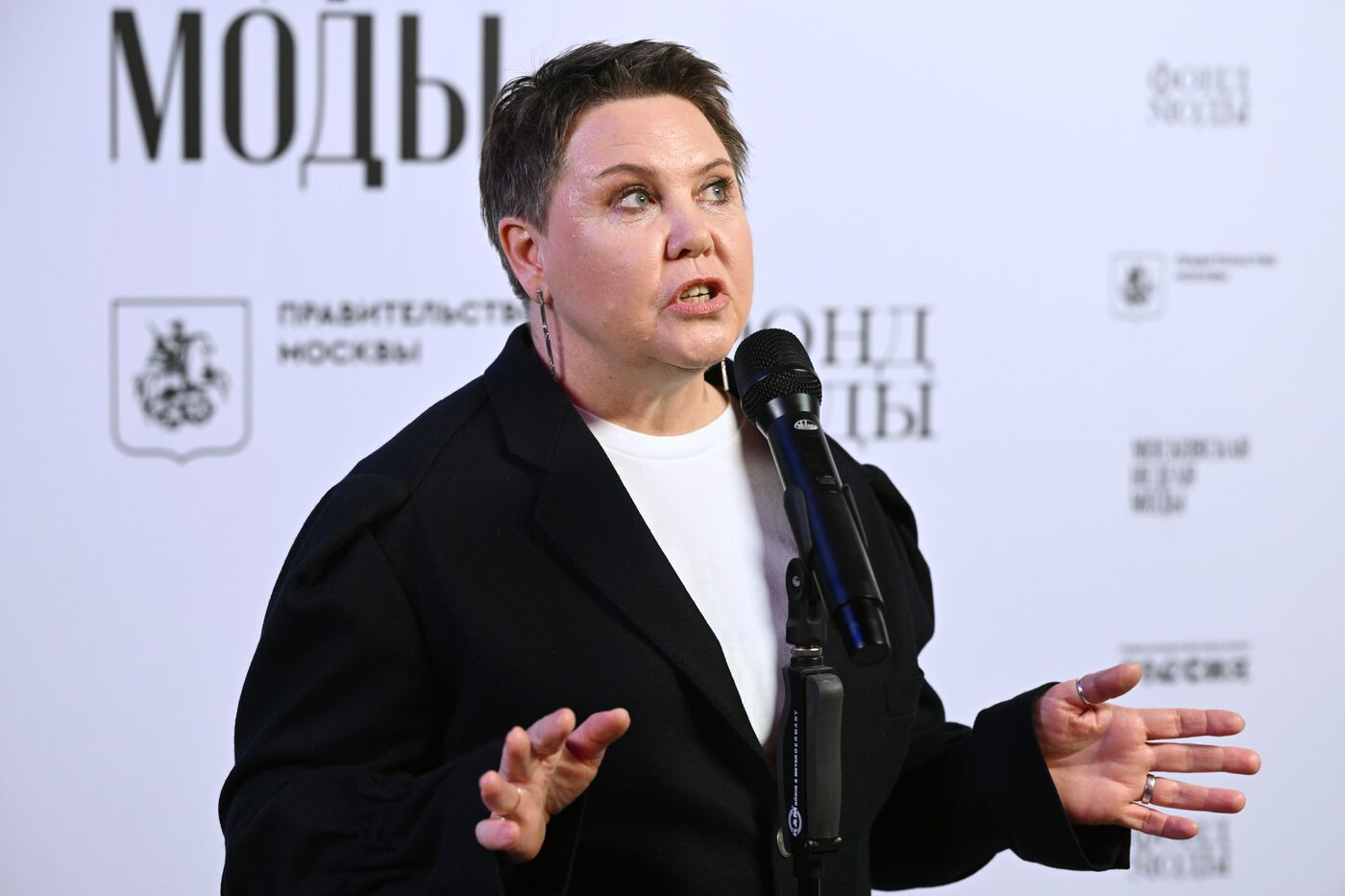 Выставка "Россия". Гала-показ российских школ моды по случаю закрытия Московской недели моды