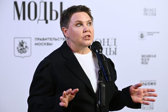 Выставка "Россия". Гала-показ российских школ моды по случаю закрытия Московской недели моды