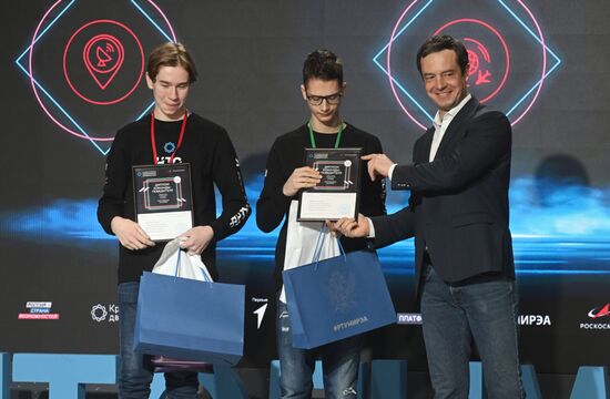 Международная выставка-форум "Россия"
Награждение призеров и победителей Национальной технологической олимпиады для школьников по космическим профилям, павильон №34 "Российский космос: создавая будущее"
Дмитрий Земцов, проректор НИУ ВШЭ, ответственный секретарь организационного комитета по подготовке и проведению Национальной технологической олимпиады (справа) Место: Россия, Москва. Автор: Михаил Воскресенский/РИА Новости. Выставка "Россия". Награждение призеров и победителей Национальной технологической олимпиады для школьников по космическим профилям