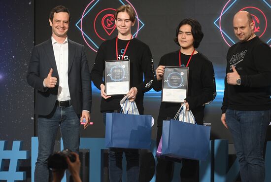 Международная выставка-форум "Россия"
Награждение призеров и победителей Национальной технологической олимпиады для школьников по космическим профилям, павильон №34 "Российский космос: создавая будущее"
Дмитрий Земцов, проректор НИУ ВШЭ, ответственный секретарь организационного комитета по подготовке и проведению Национальной технологической олимпиады (слева) Место: Россия, Москва. Автор: Михаил Воскресенский/РИА Новости. Выставка "Россия". Награждение призеров и победителей Национальной технологической олимпиады для школьников по космическим профилям