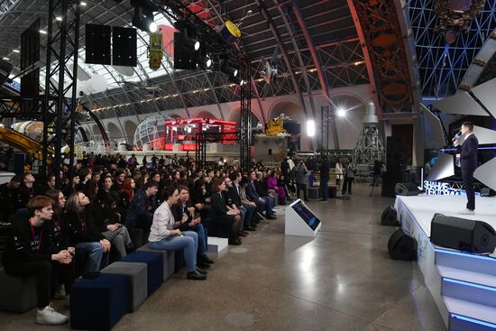 Международная выставка-форум "Россия"
Награждение призеров и победителей Национальной технологической олимпиады для школьников по космическим профилям, павильон №34 "Российский космос: создавая будущее" Место: Россия, Москва. Автор: Михаил Воскресенский/РИА Новости. Выставка "Россия". Награждение призеров и победителей Национальной технологической олимпиады для школьников по космическим профилям