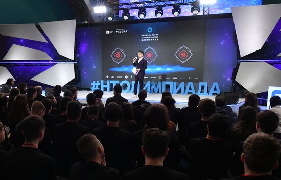 Международная выставка-форум "Россия"
Награждение призеров и победителей Национальной технологической олимпиады для школьников по космическим профилям, павильон №34 "Российский космос: создавая будущее" Место: Россия, Москва. Автор: Михаил Воскресенский/РИА Новости. Выставка "Россия". Награждение призеров и победителей Национальной технологической олимпиады для школьников по космическим профилям