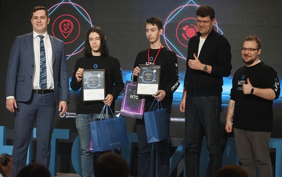 Международная выставка-форум "Россия"
Награждение призеров и победителей Национальной технологической олимпиады для школьников по космическим профилям, павильон №34 "Российский космос: создавая будущее"
Денис Кравченко, первый заместитель председателя комитета Государственной Думы РФ по экономической политике (четвертый слева) Место: Россия, Москва. Автор: Михаил Воскресенский/РИА Новости. Выставка "Россия". Награждение призеров и победителей Национальной технологической олимпиады для школьников по космическим профилям