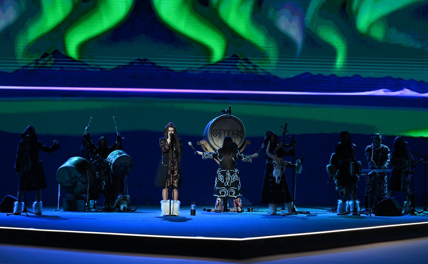 Выставка "Россия". Гала-показ российских школ моды по случаю закрытия Московской недели моды