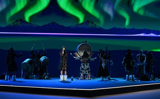 Выставка "Россия". Гала-показ российских школ моды по случаю закрытия Московской недели моды