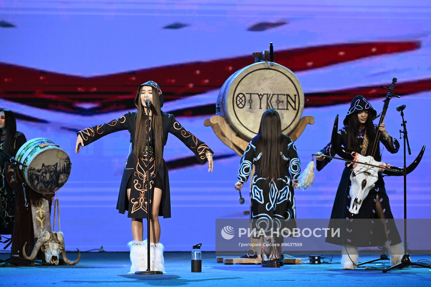 Выставка "Россия". Гала-показ российских школ моды по случаю закрытия Московской недели моды