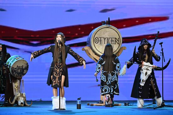 Выставка "Россия". Гала-показ российских школ моды по случаю закрытия Московской недели моды