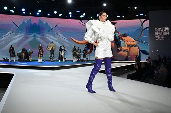 Выставка "Россия". Гала-показ российских школ моды по случаю закрытия Московской недели моды