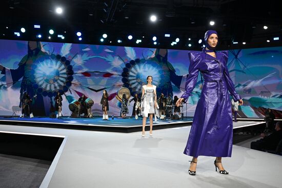 Выставка "Россия". Гала-показ российских школ моды по случаю закрытия Московской недели моды