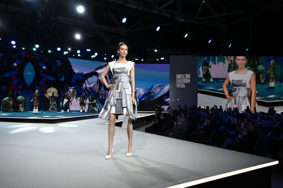 Выставка "Россия". Гала-показ российских школ моды по случаю закрытия Московской недели моды
