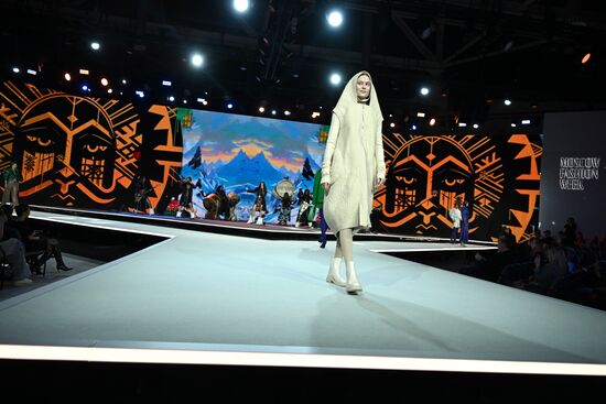 Выставка "Россия". Гала-показ российских школ моды по случаю закрытия Московской недели моды