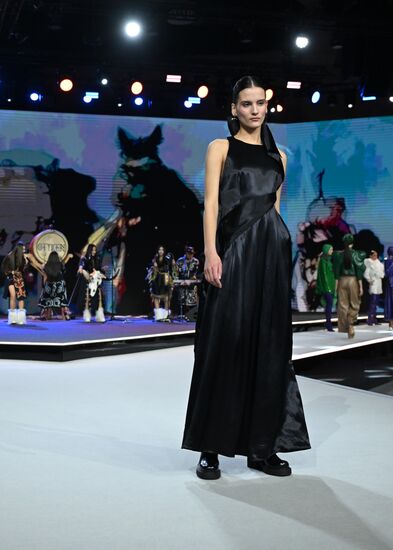 Выставка "Россия". Гала-показ российских школ моды по случаю закрытия Московской недели моды