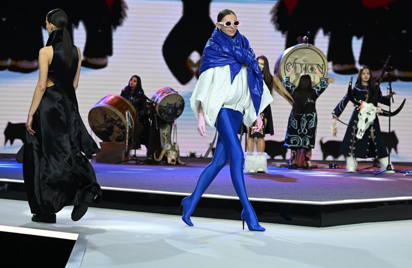 Выставка "Россия". Гала-показ российских школ моды по случаю закрытия Московской недели моды