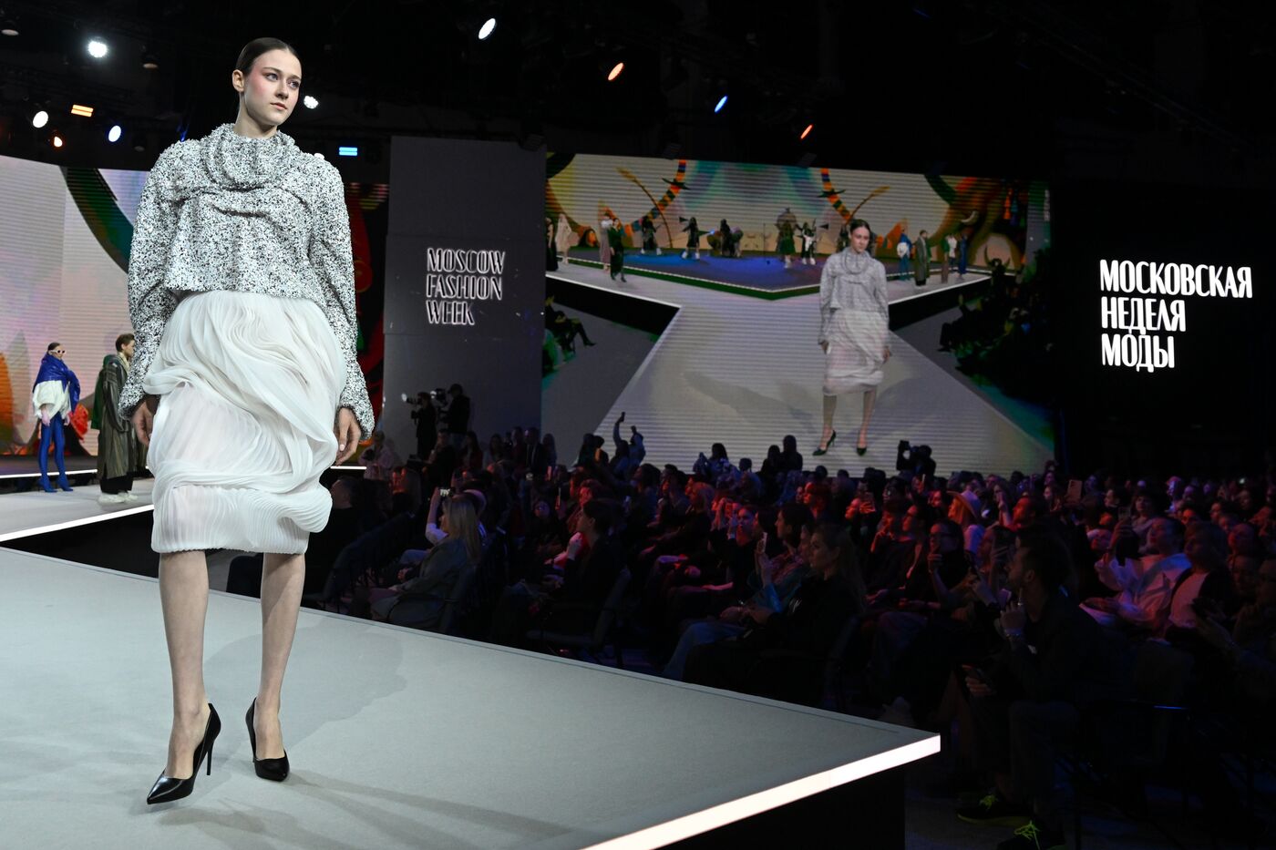 Выставка "Россия". Гала-показ российских школ моды по случаю закрытия Московской недели моды