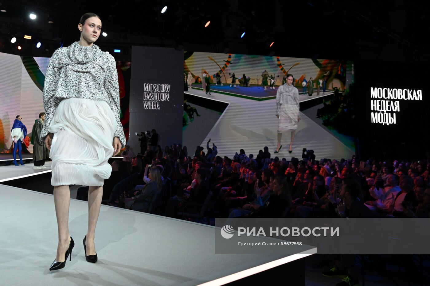 Выставка "Россия". Гала-показ российских школ моды по случаю закрытия Московской недели моды