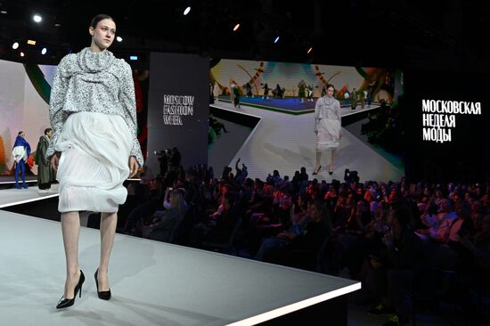 Выставка "Россия". Гала-показ российских школ моды по случаю закрытия Московской недели моды
