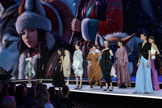 Выставка "Россия". Гала-показ российских школ моды по случаю закрытия Московской недели моды
