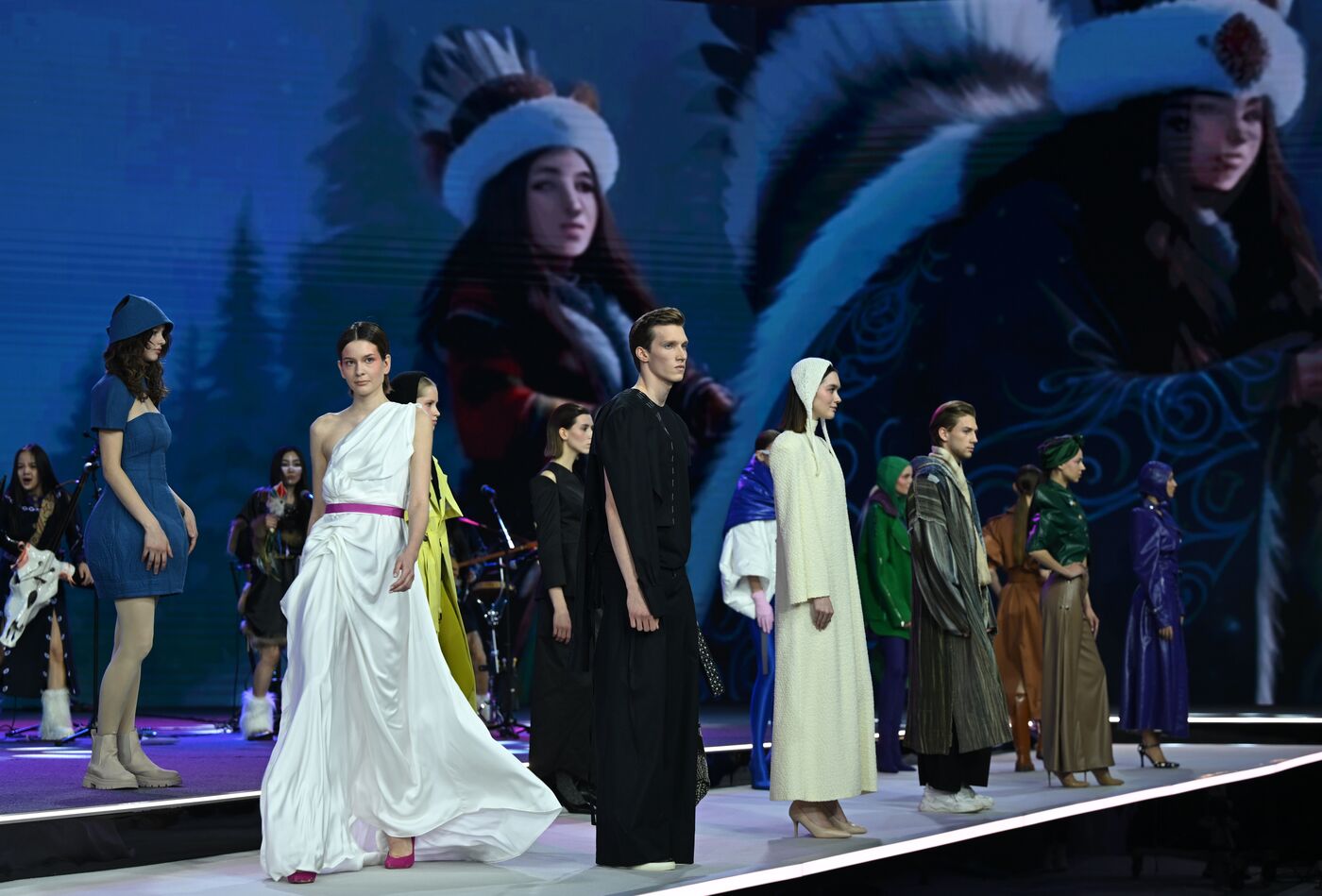 Выставка "Россия". Гала-показ российских школ моды по случаю закрытия Московской недели моды
