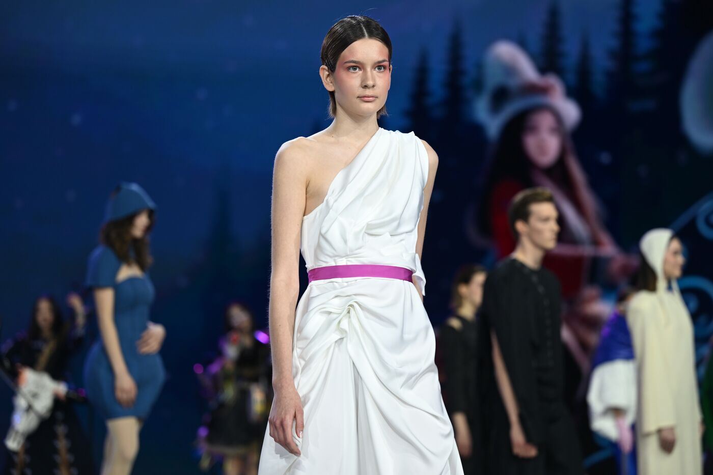 Выставка "Россия". Гала-показ российских школ моды по случаю закрытия Московской недели моды