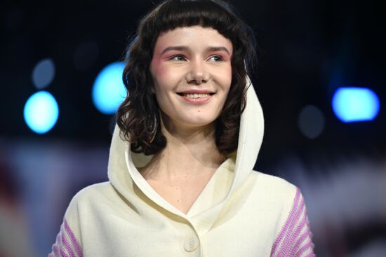 Выставка "Россия". Гала-показ российских школ моды по случаю закрытия Московской недели моды