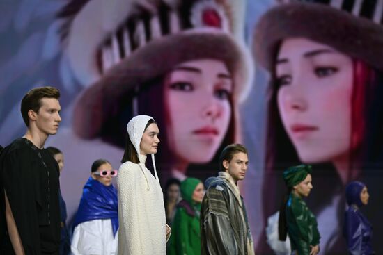 Выставка "Россия". Гала-показ российских школ моды по случаю закрытия Московской недели моды