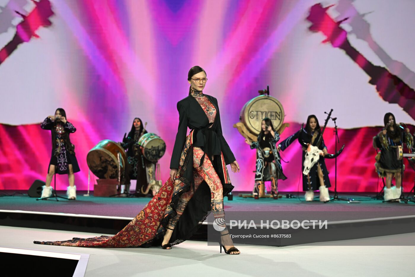 Выставка "Россия". Гала-показ российских школ моды по случаю закрытия Московской недели моды