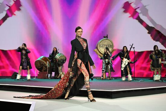 Выставка "Россия". Гала-показ российских школ моды по случаю закрытия Московской недели моды