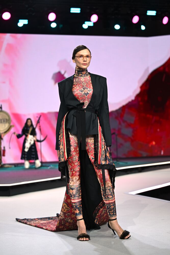 Выставка "Россия". Гала-показ российских школ моды по случаю закрытия Московской недели моды