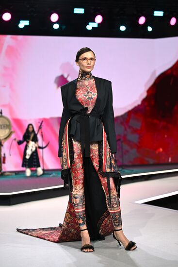 Выставка "Россия". Гала-показ российских школ моды по случаю закрытия Московской недели моды