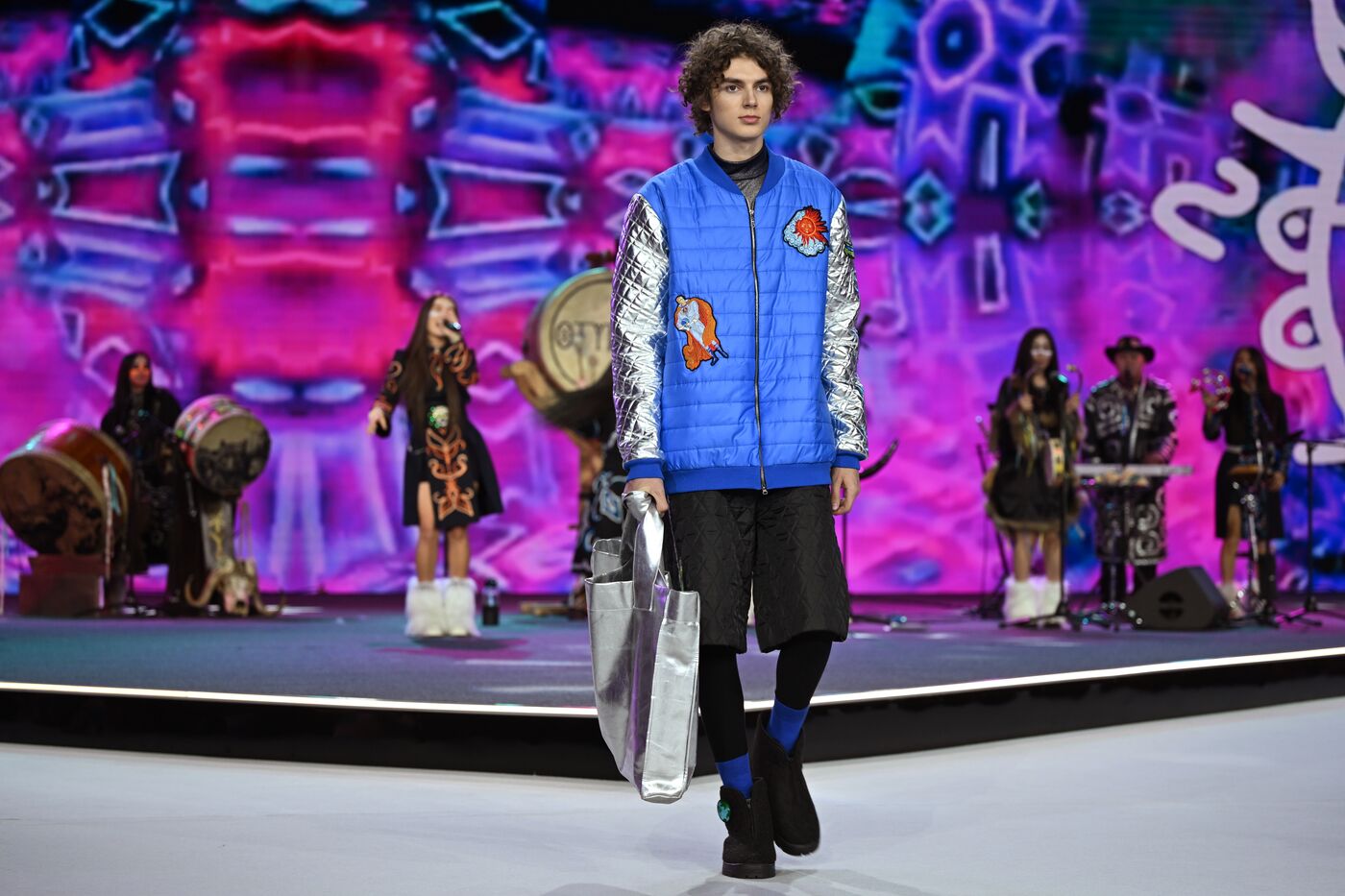 Выставка "Россия". Гала-показ российских школ моды по случаю закрытия Московской недели моды