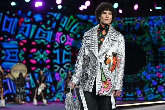 Выставка "Россия". Гала-показ российских школ моды по случаю закрытия Московской недели моды