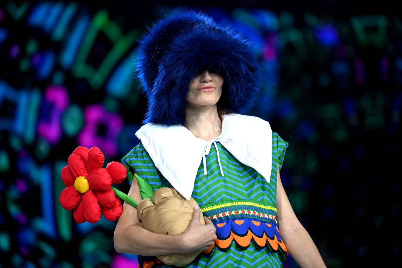 Выставка "Россия". Гала-показ российских школ моды по случаю закрытия Московской недели моды