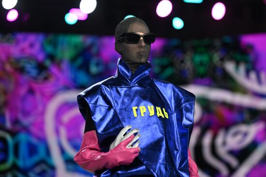 Выставка "Россия". Гала-показ российских школ моды по случаю закрытия Московской недели моды