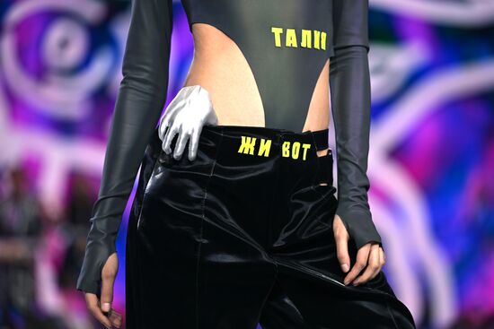 Выставка "Россия". Гала-показ российских школ моды по случаю закрытия Московской недели моды